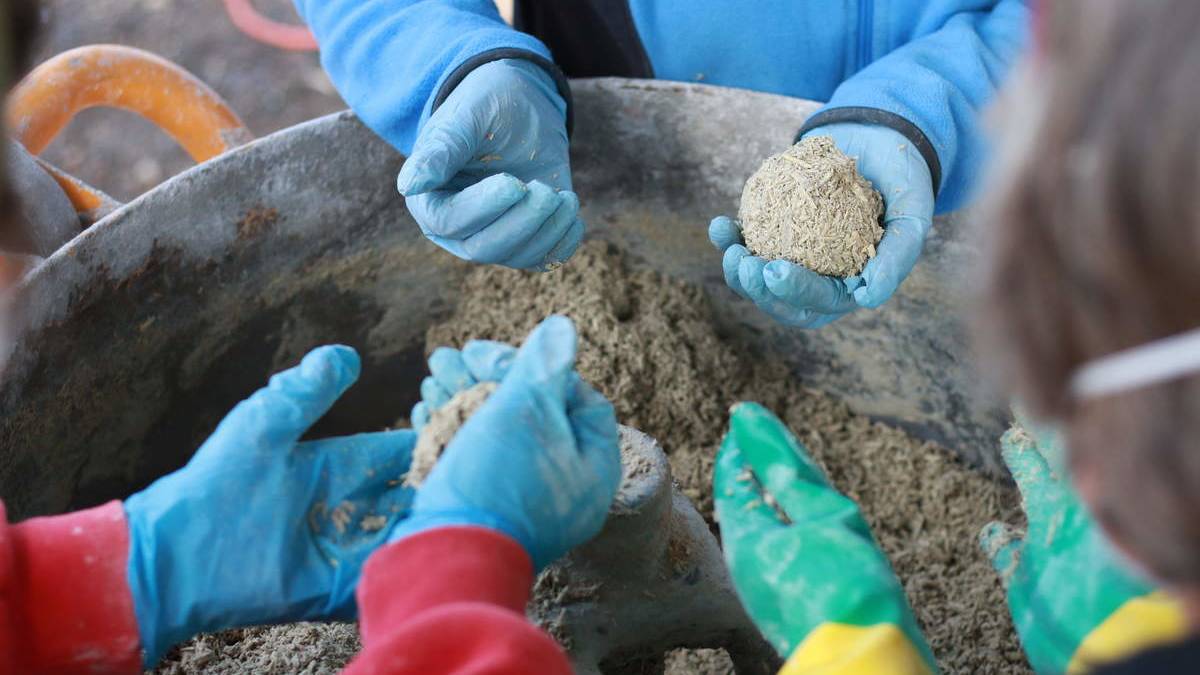 hemp-store-hemp-building-hands